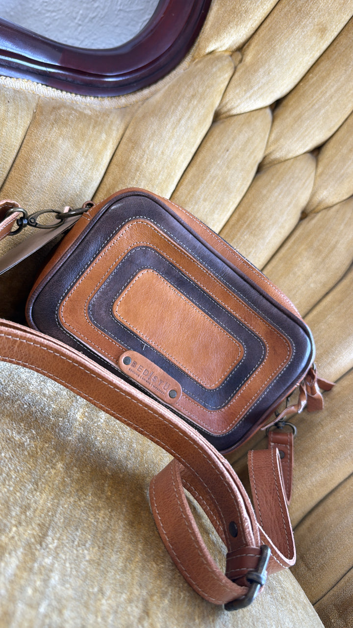 Bedstu Shy, Pecan Teak Rustic