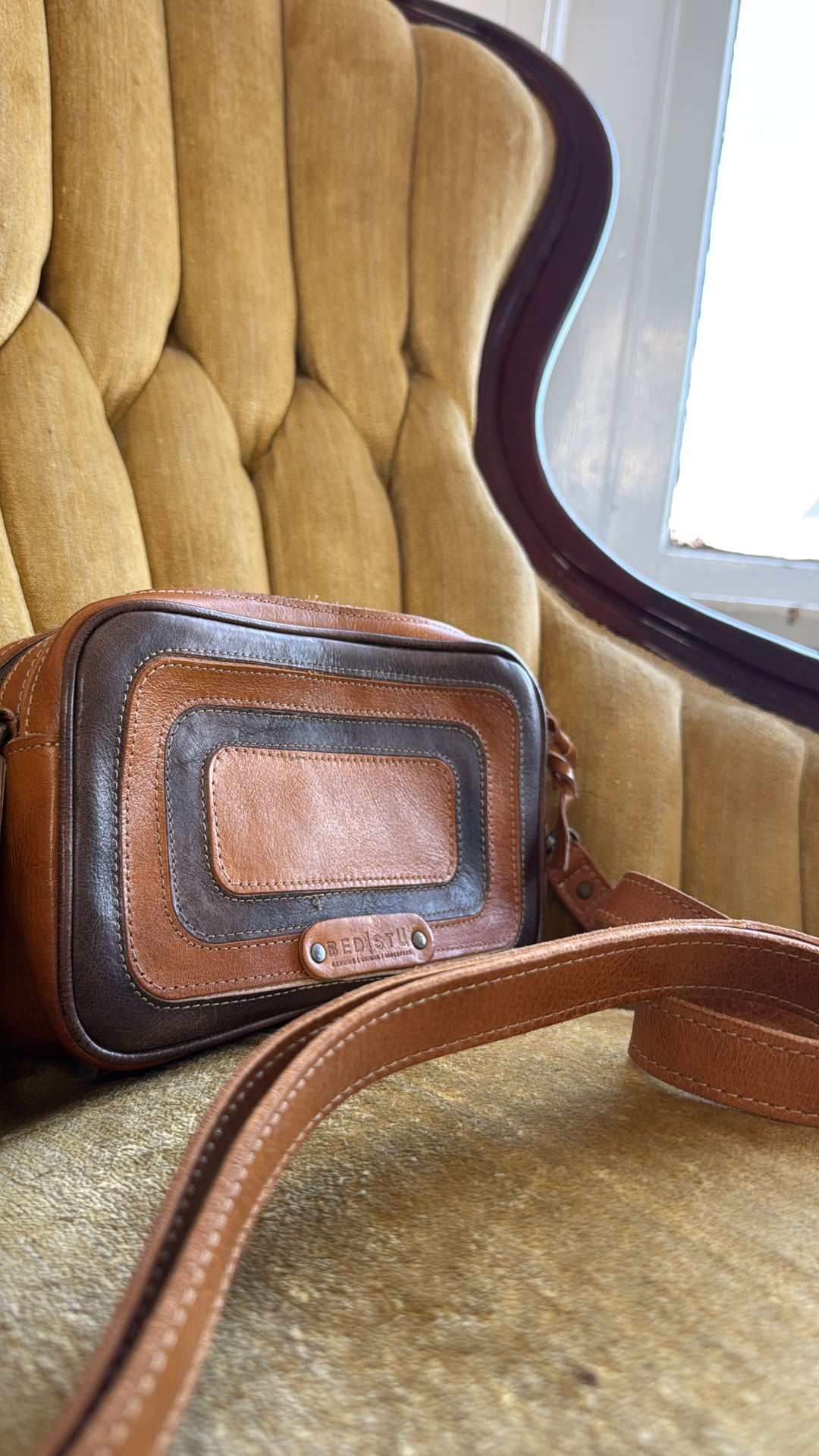 Bedstu Shy, Pecan Teak Rustic