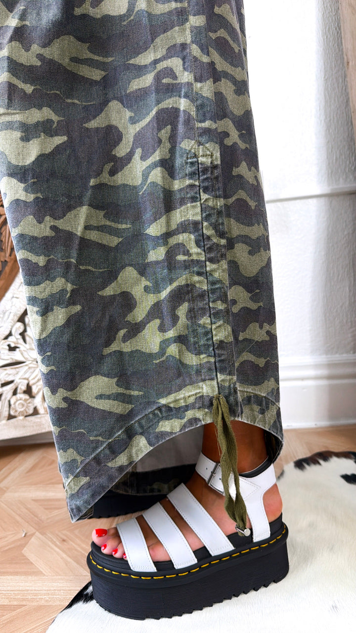 Run It Ruched Bottom Wide Leg Camo Pant
