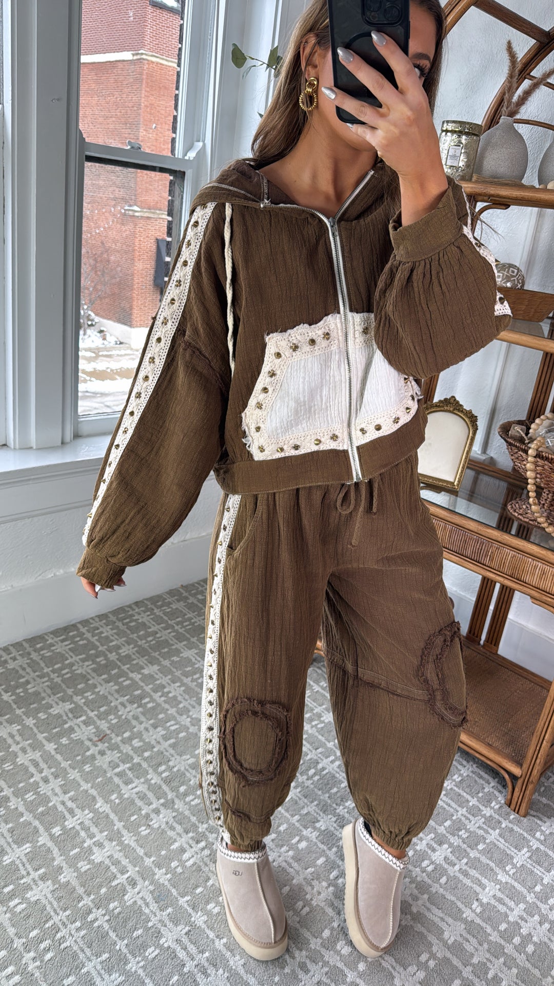 POL: Studded Jogger, Chocolate