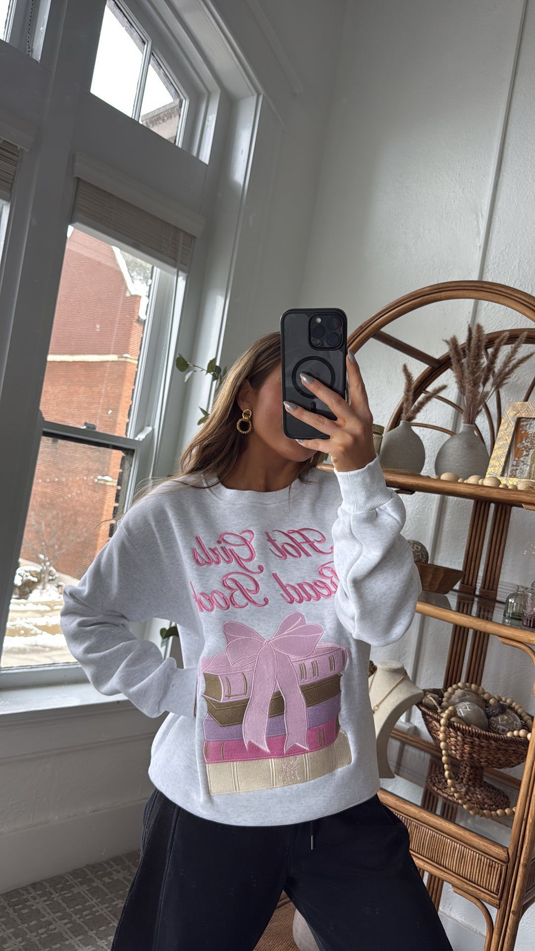 Happy Camp3r: Hot girls Read Books Crewneck, Lt. Heather