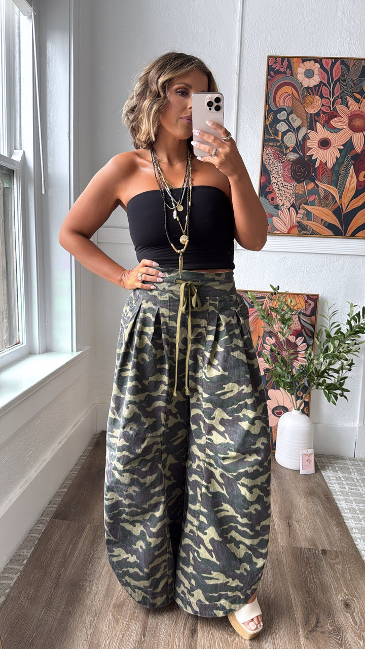 Run It Ruched Bottom Wide Leg Camo Pant