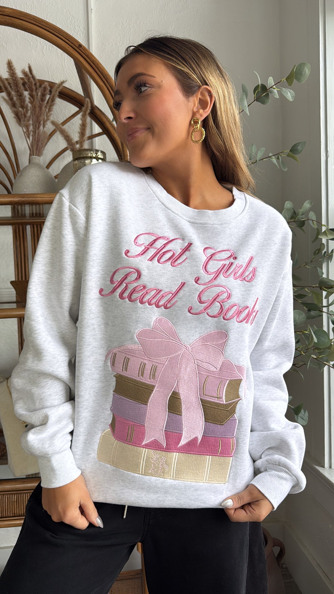 Happy Camp3r: Hot girls Read Books Crewneck, Lt. Heather