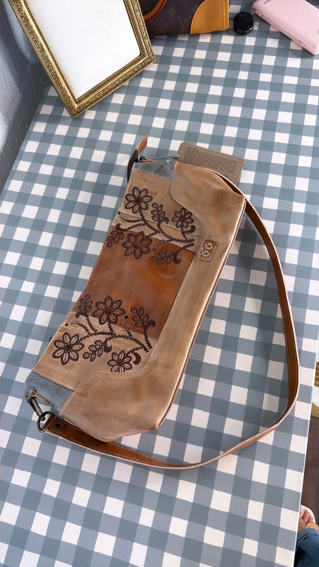 Bedstu Hyperbolic, Desert Stone Rustic