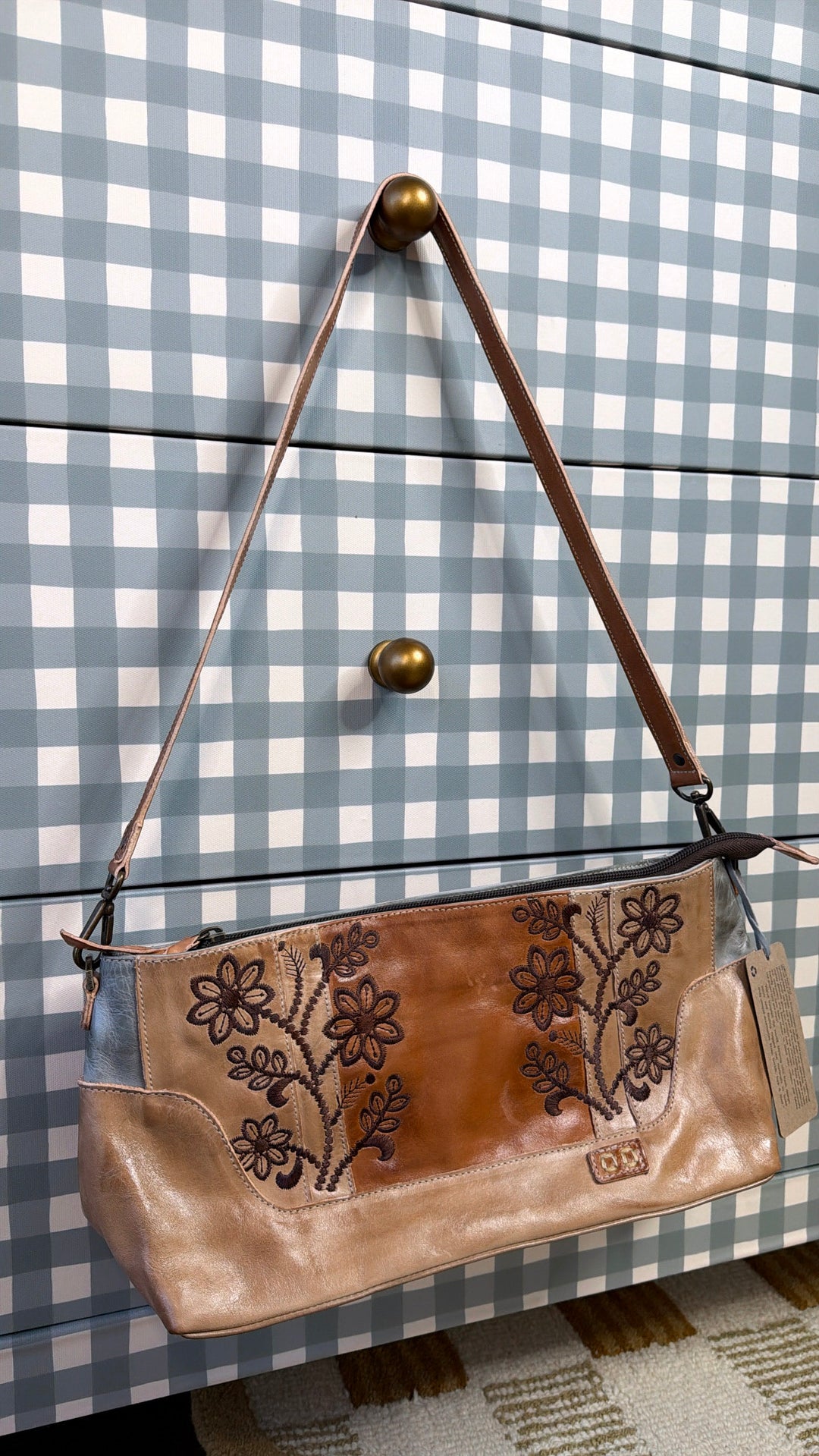 Bedstu Hyperbolic, Desert Stone Rustic