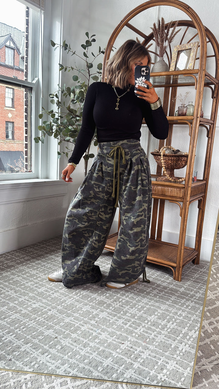 Run It Ruched Bottom Wide Leg Camo Pant
