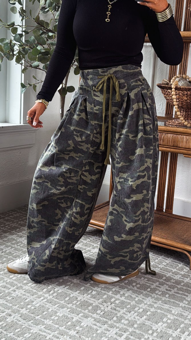 Run It Ruched Bottom Wide Leg Camo Pant