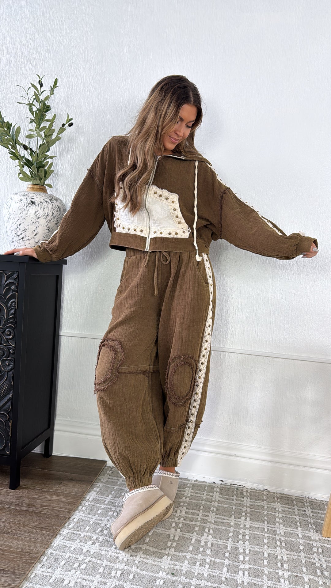 POL: Studded Jogger, Chocolate