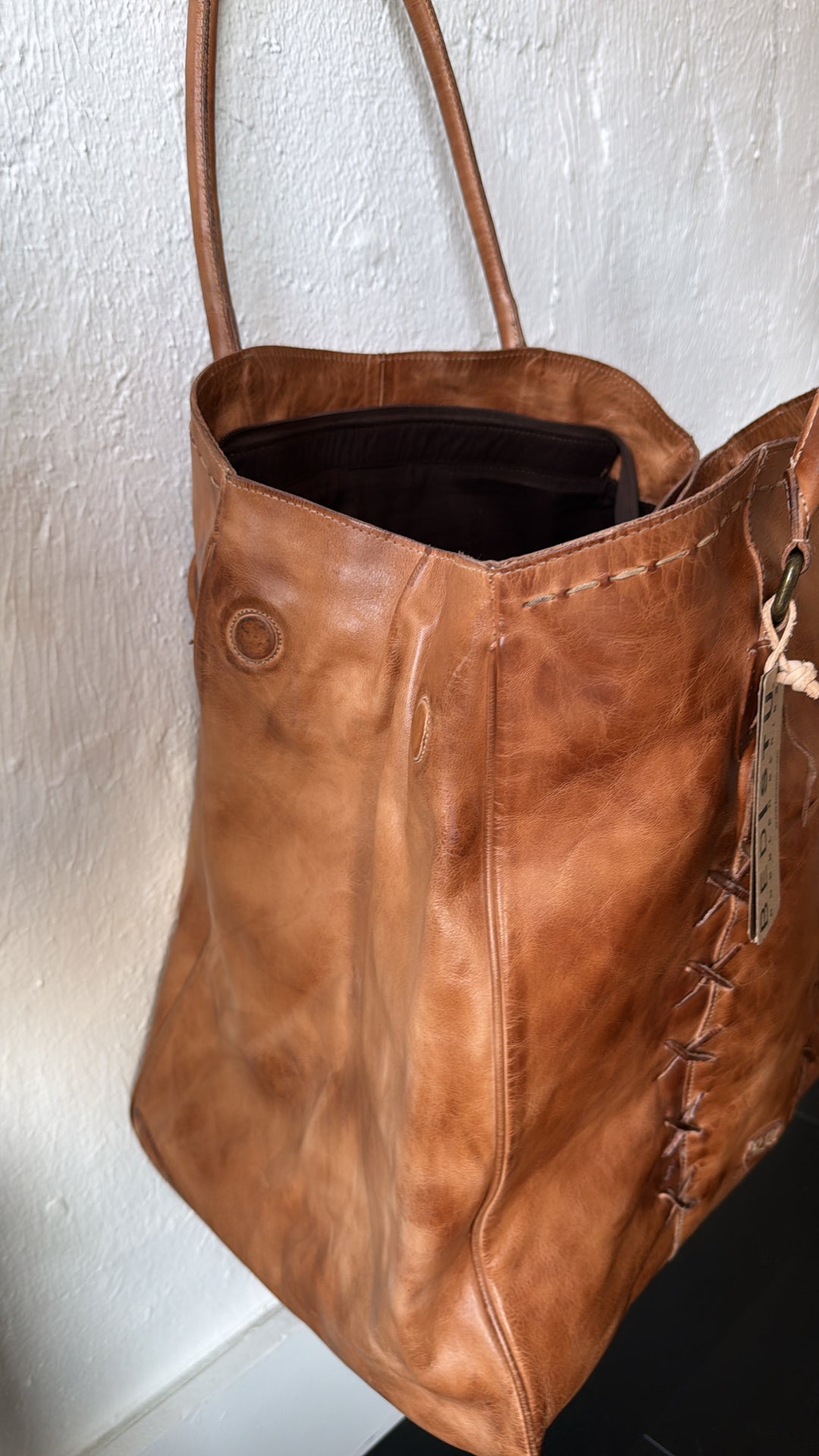 Bedstu Rebekah, Tan Rustic