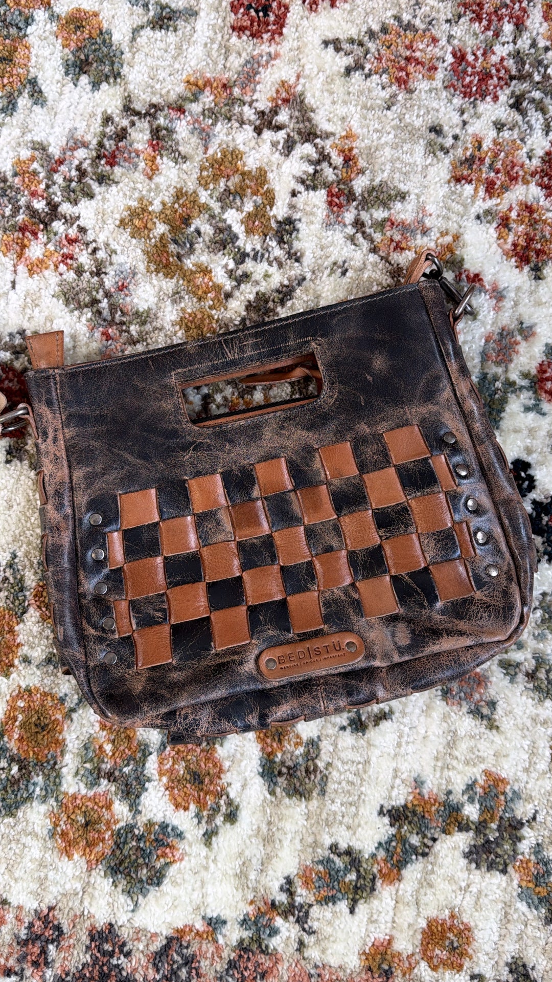 Bedstu Keiki, Black Lux Tan Rustic