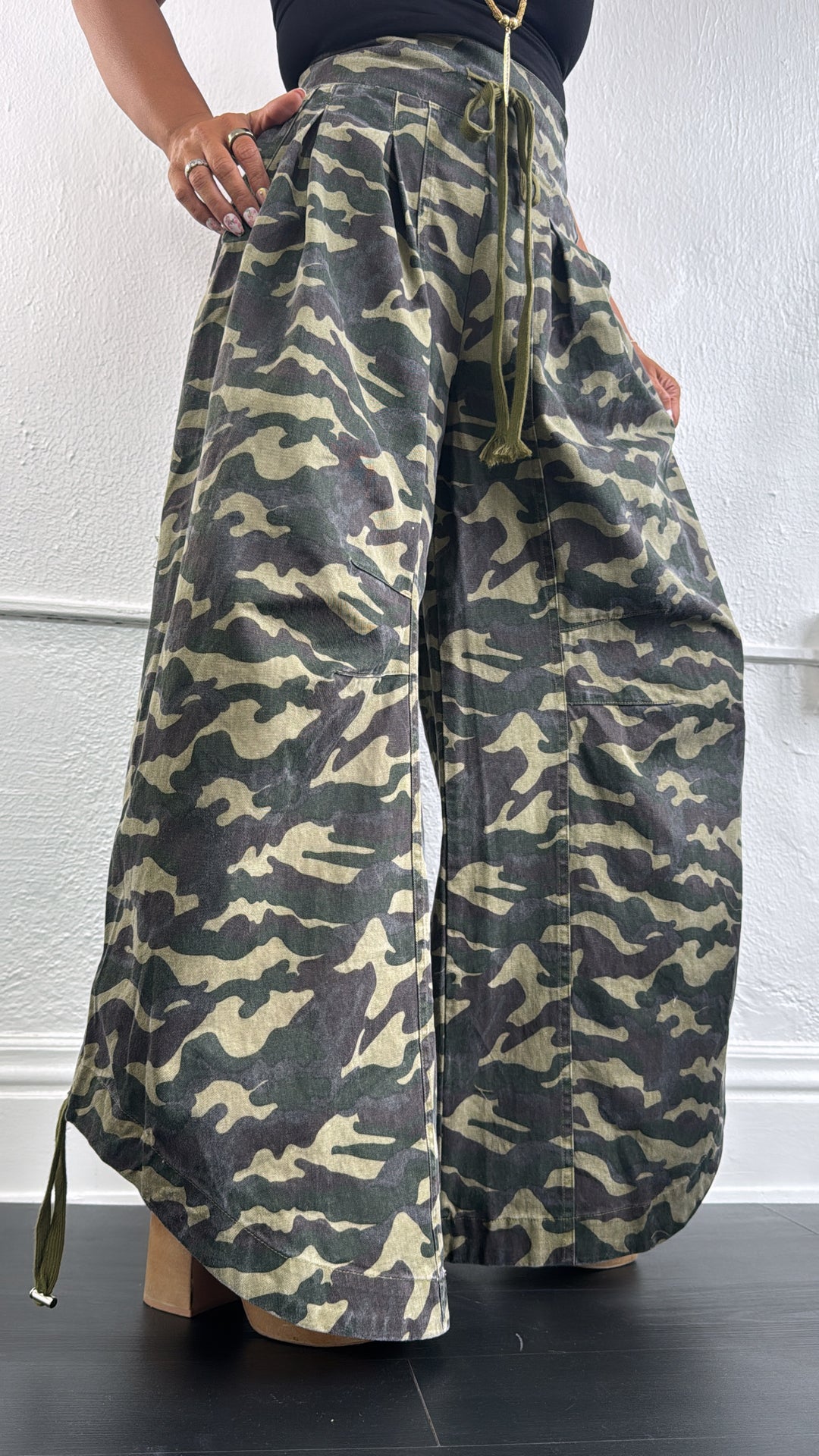 Run It Ruched Bottom Wide Leg Camo Pant