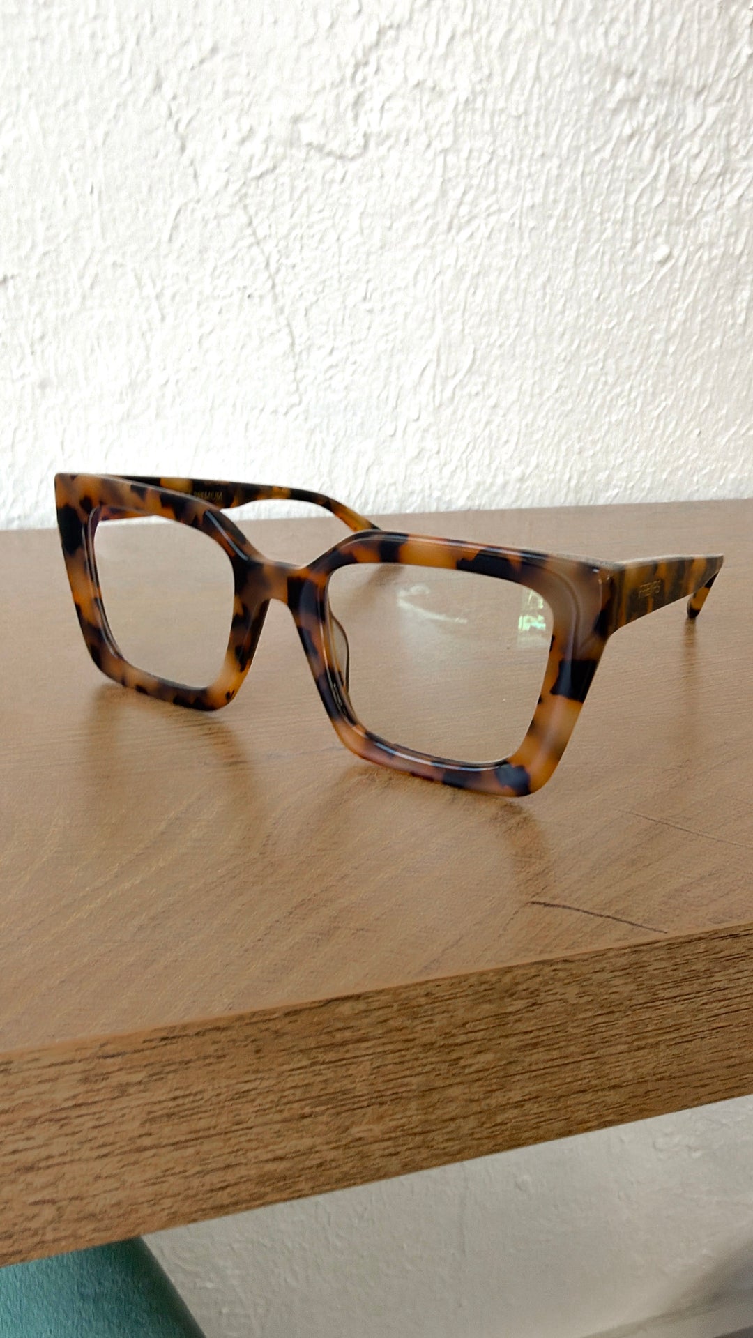 FREYRS: Coco Blue Light Readers Eyeglasses | Milky Tortoise / Blue Light