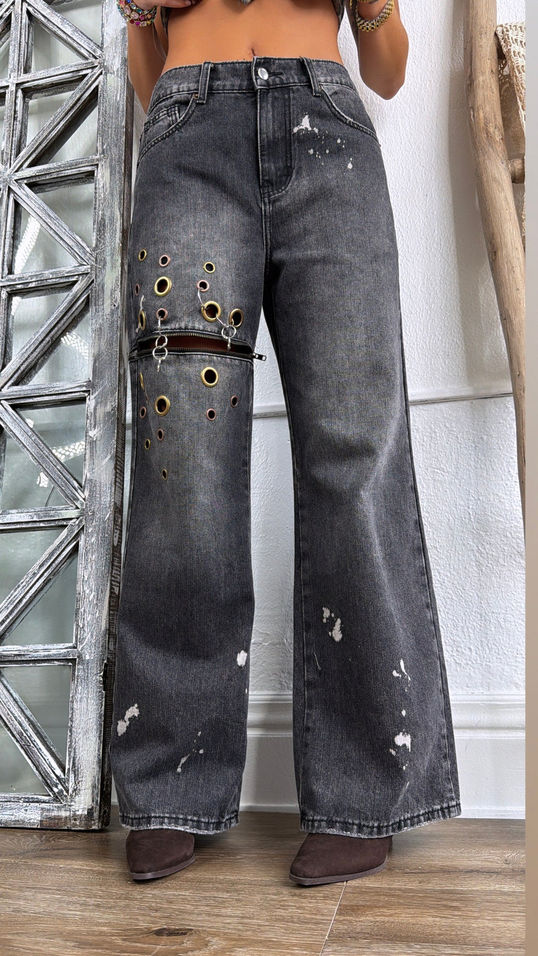 Edgy Washed Eyelet Ring Jeans, Black