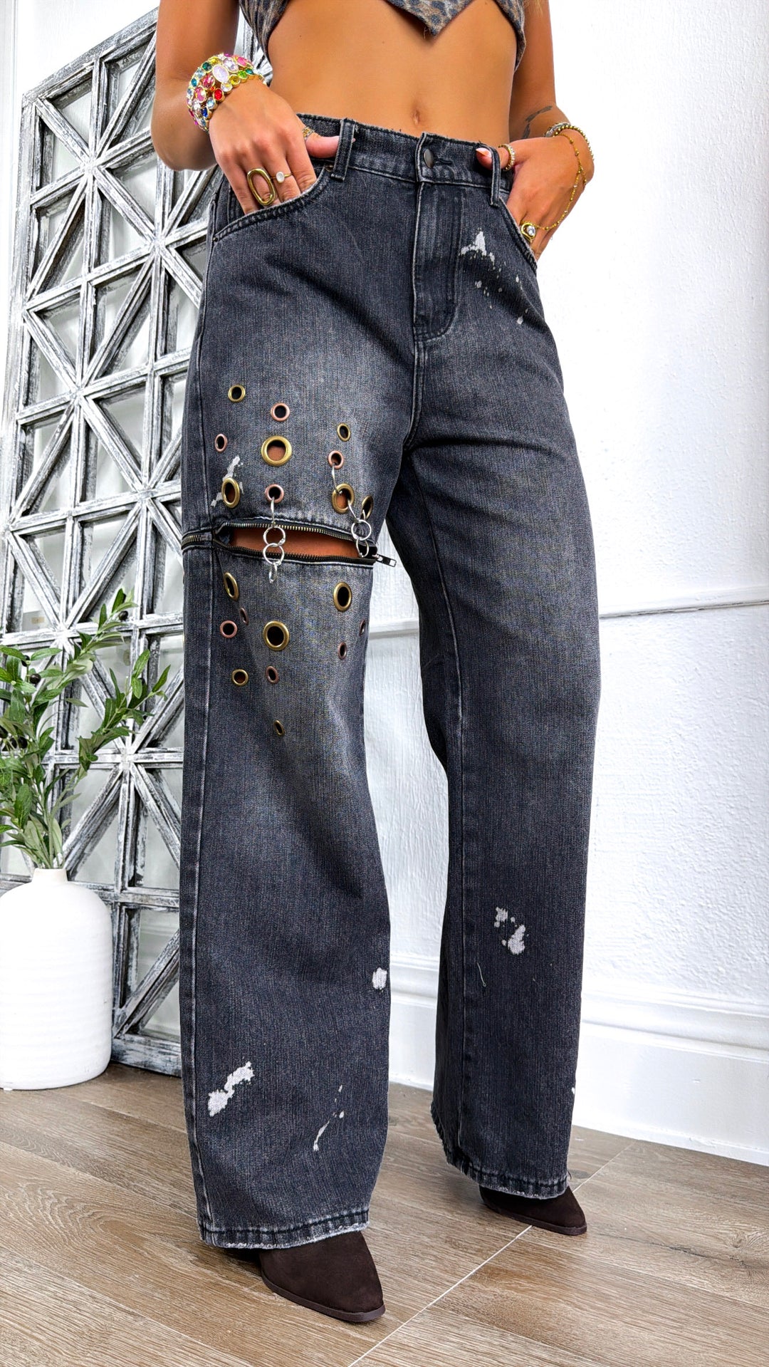 Edgy Washed Eyelet Ring Jeans, Black