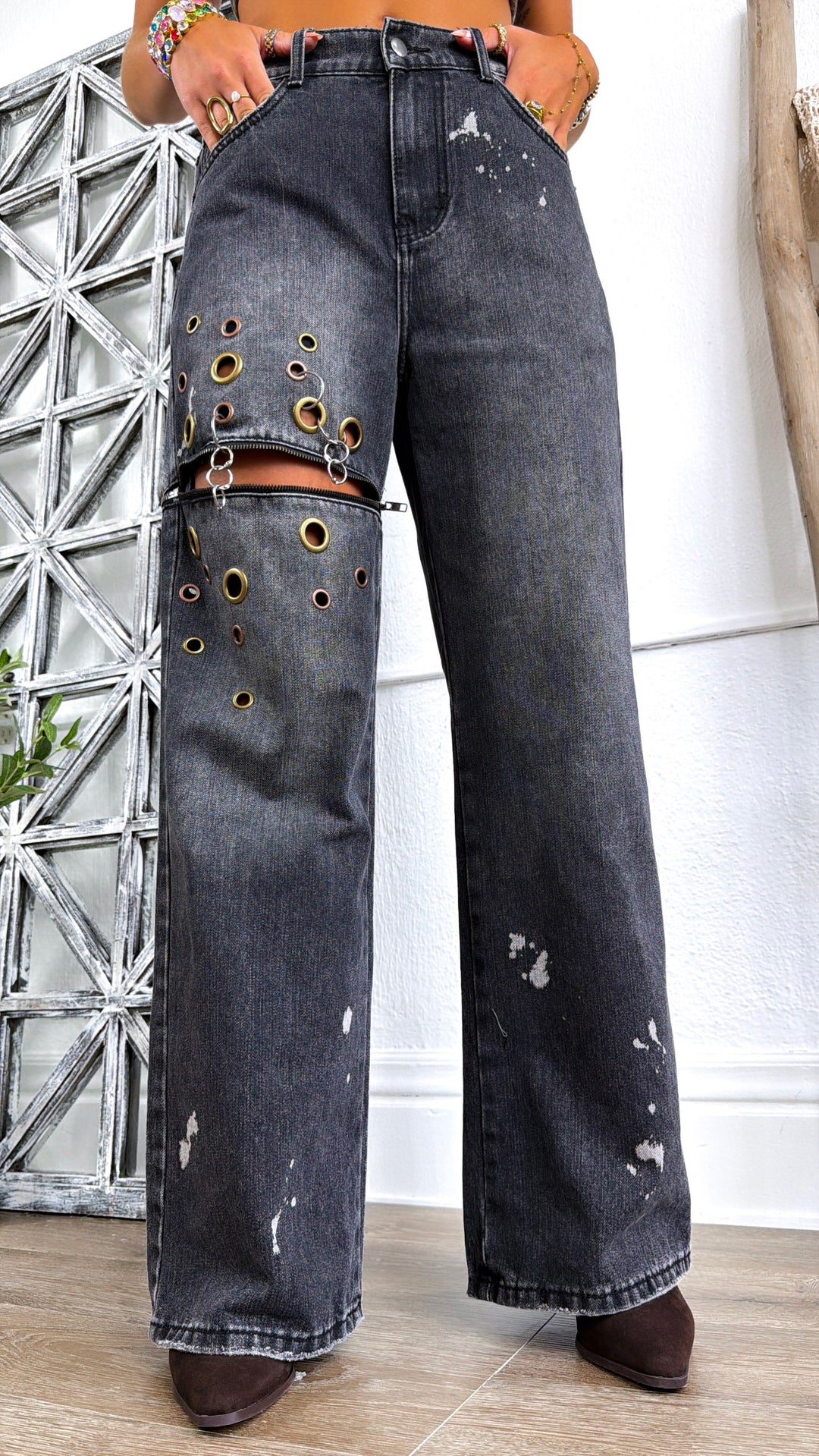 Edgy Washed Eyelet Ring Jeans, Black