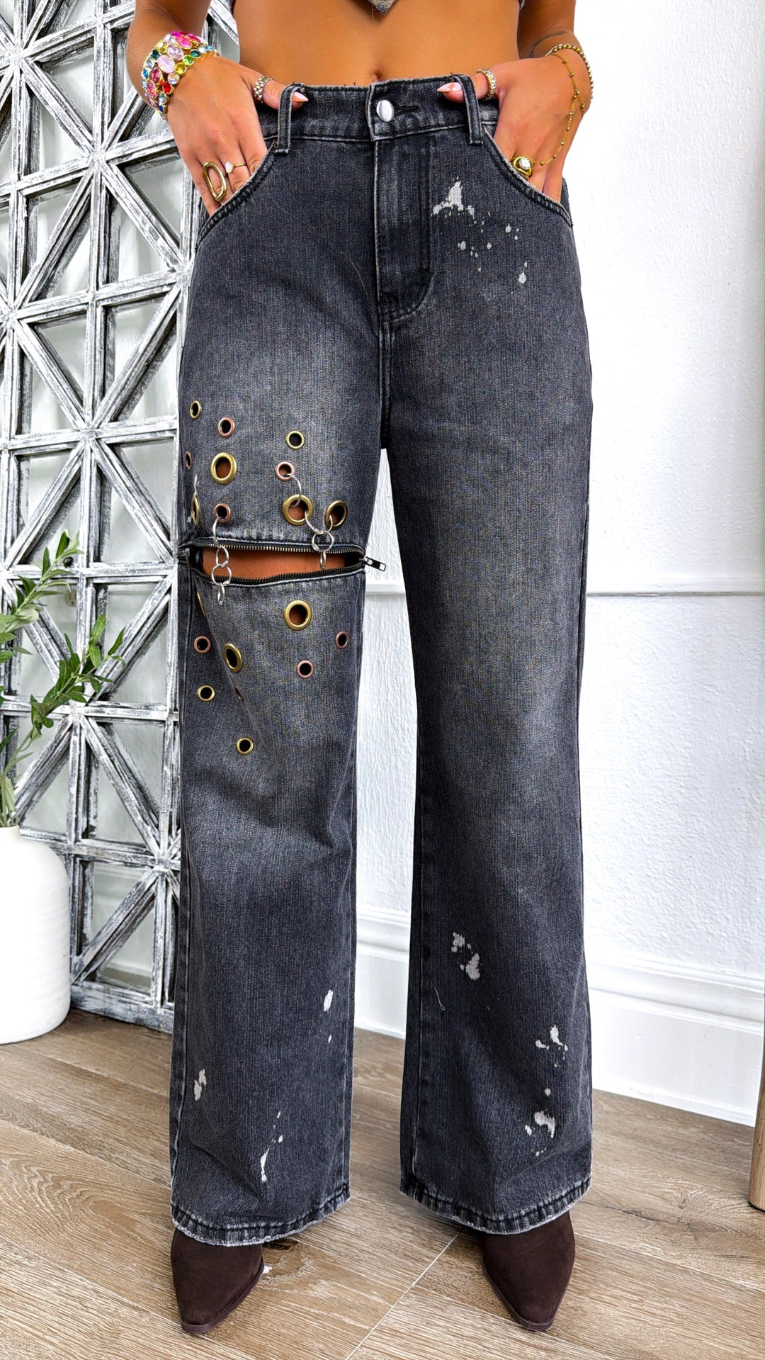 Edgy Washed Eyelet Ring Jeans, Black