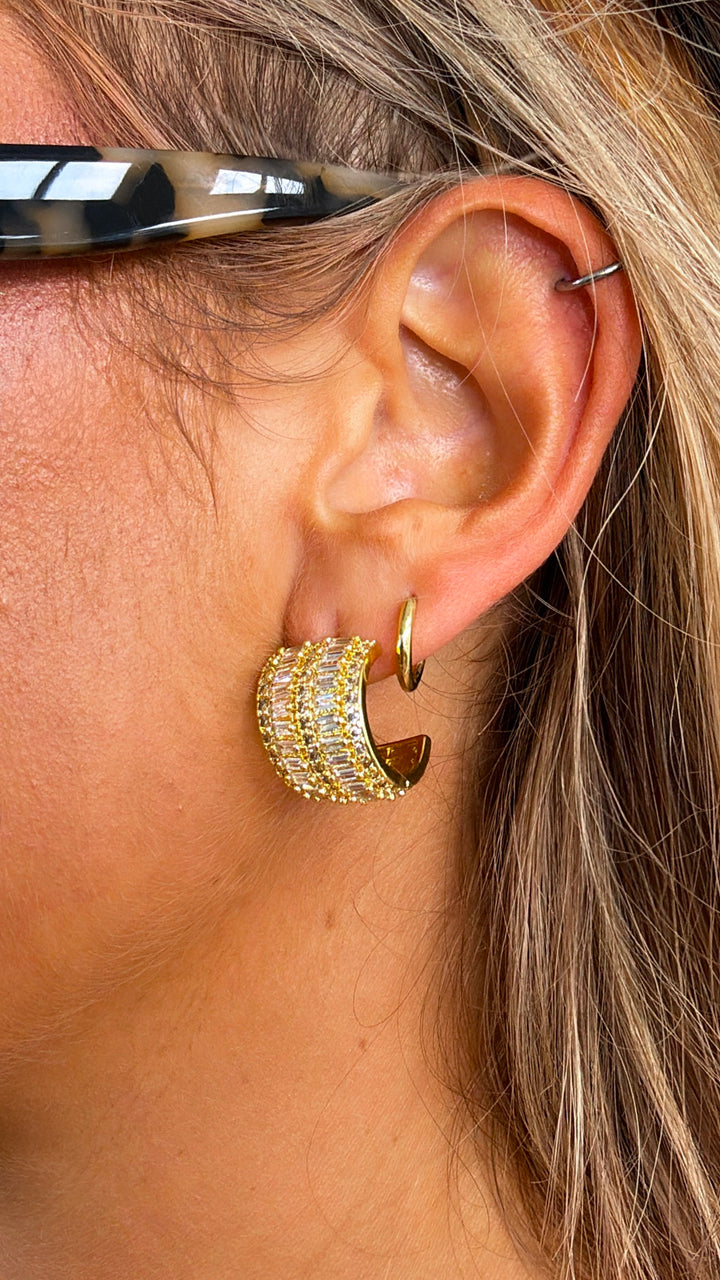Radiant Shell Gold Stud