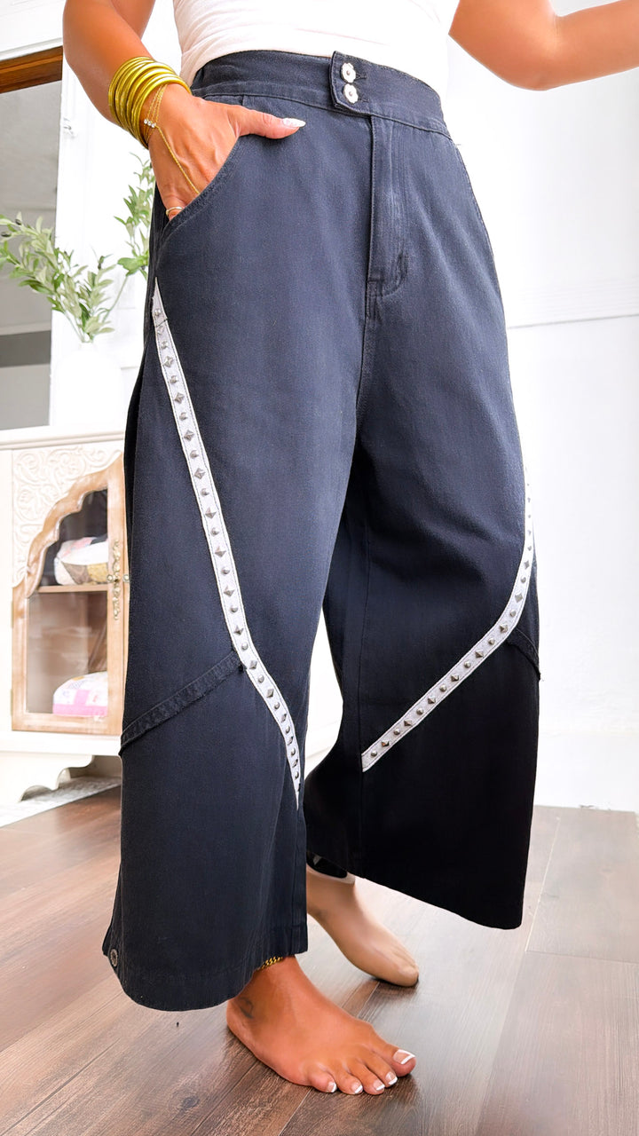 Relaxed Studded Barrel Jeans, Black