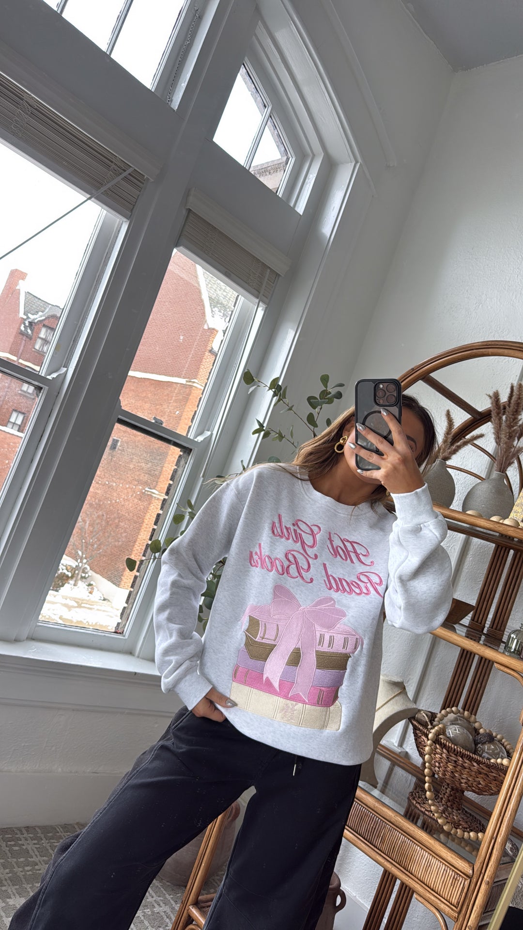 Happy Camp3r: Hot girls Read Books Crewneck, Lt. Heather