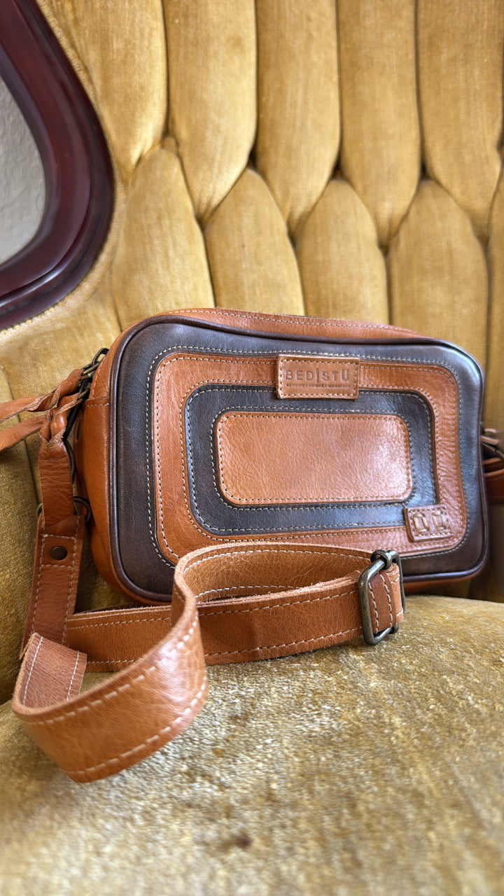 Bedstu Shy, Pecan Teak Rustic