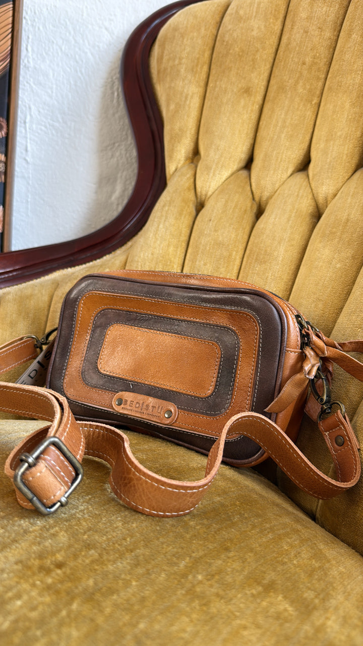 Bedstu Shy, Pecan Teak Rustic