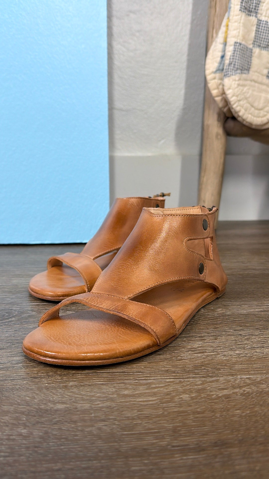 Bedstu Soto, Tan Rustic