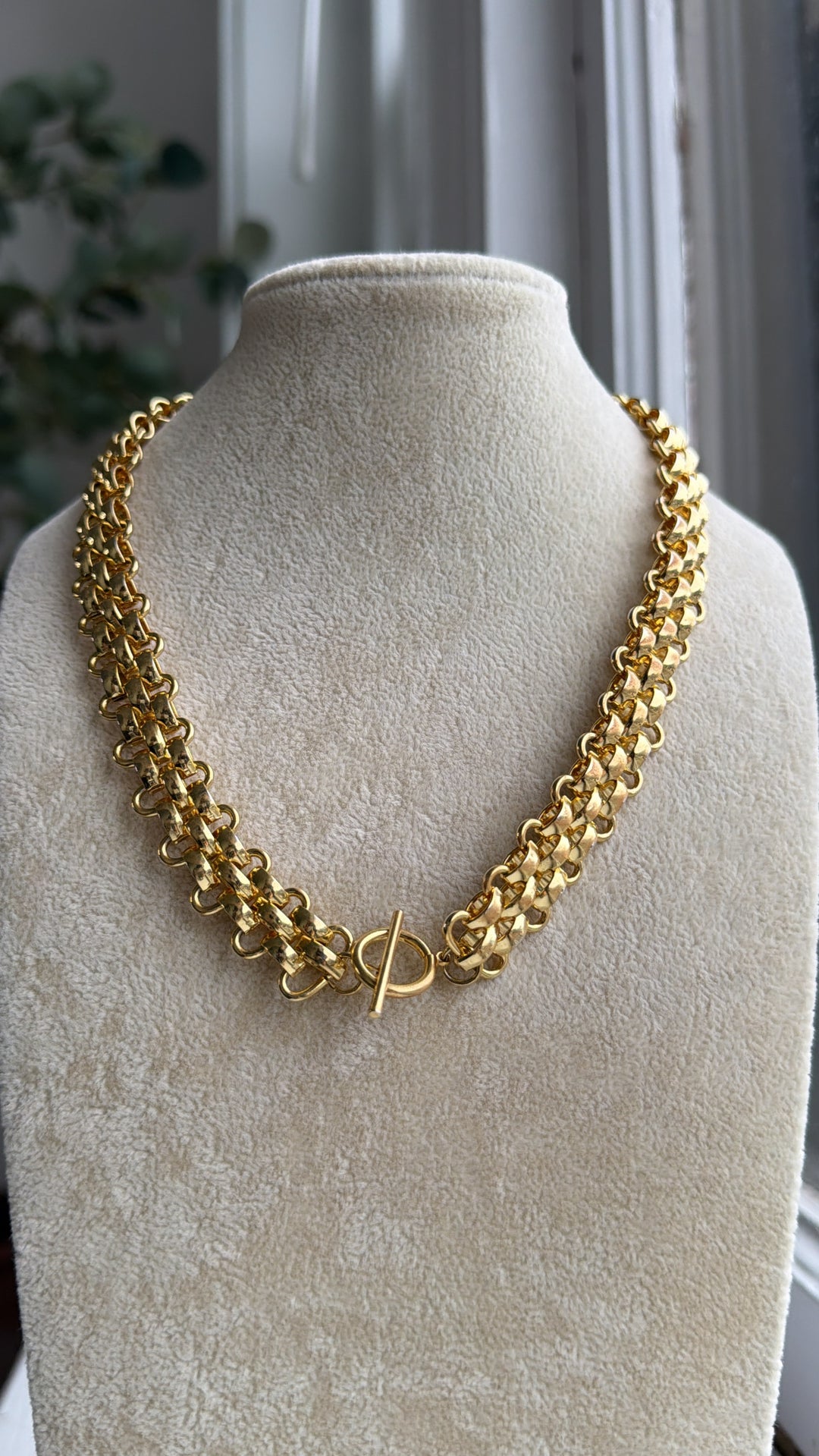 Treasure Jewels: Golden Majesty Collar