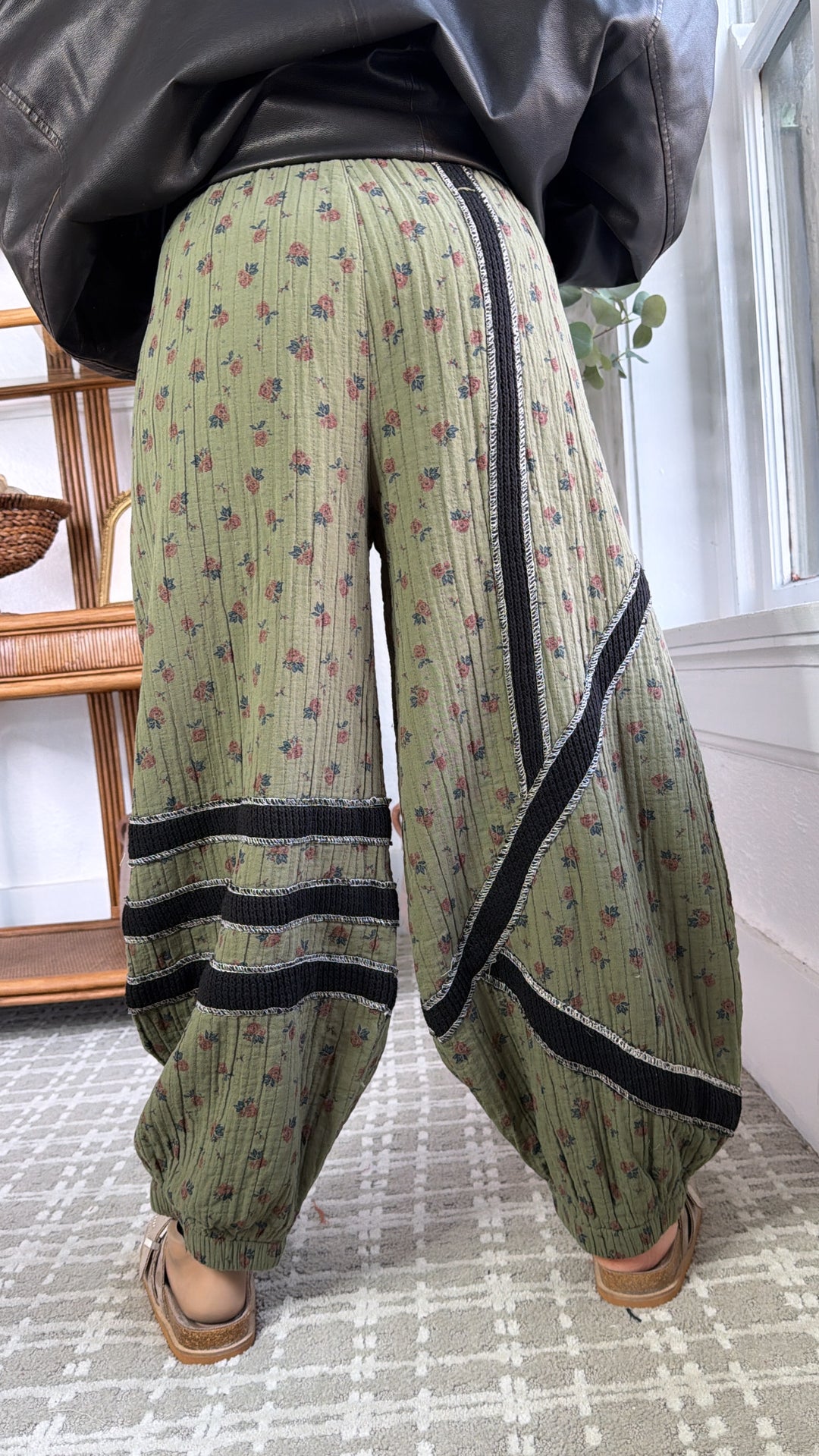 Sunlit Sol Barrel Jogger, Moss Green/ Black