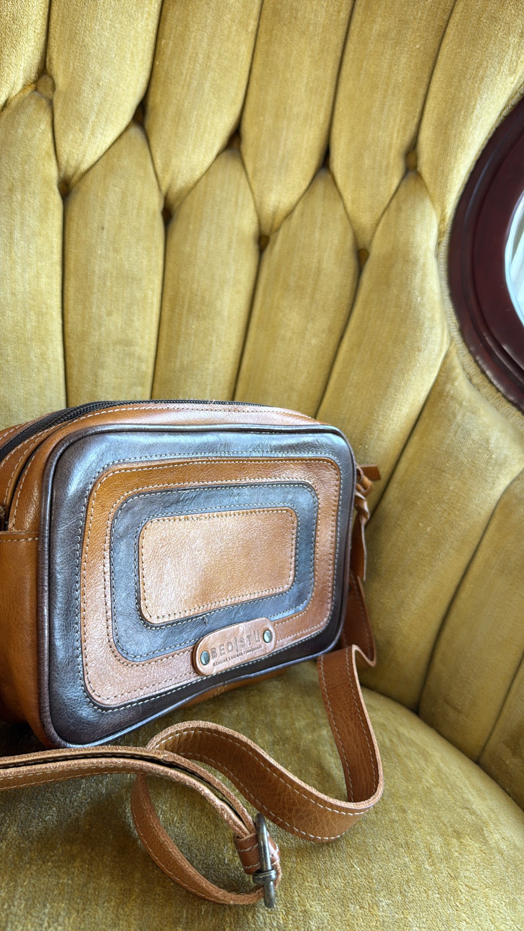 Bedstu Shy, Pecan Teak Rustic