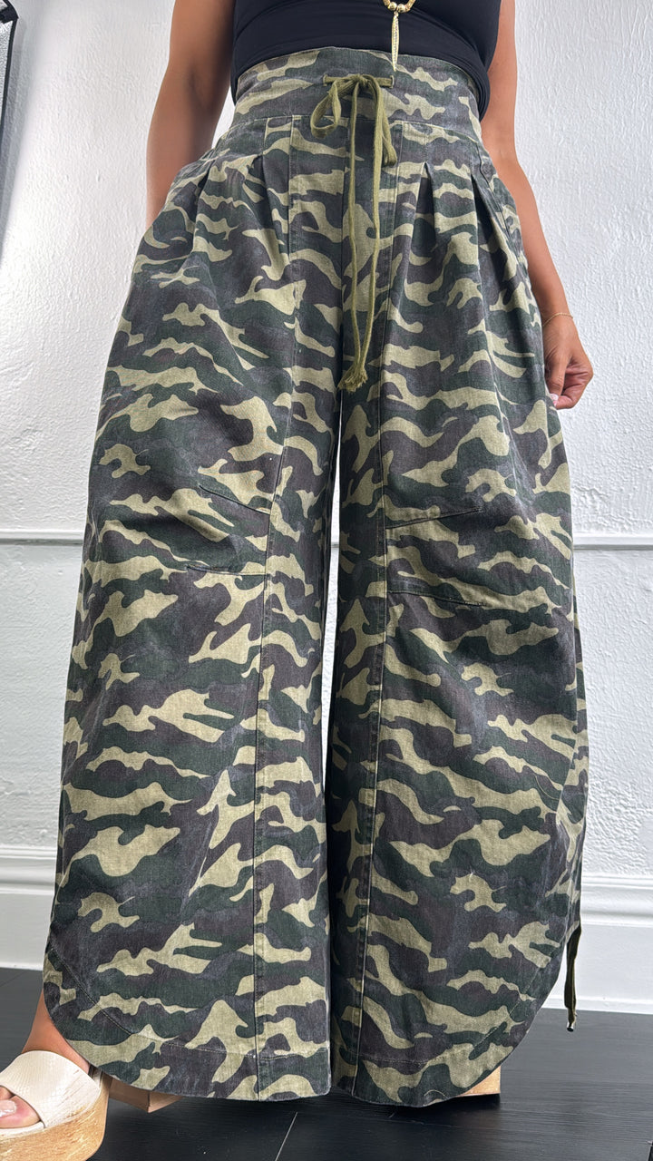 Run It Ruched Bottom Wide Leg Camo Pant