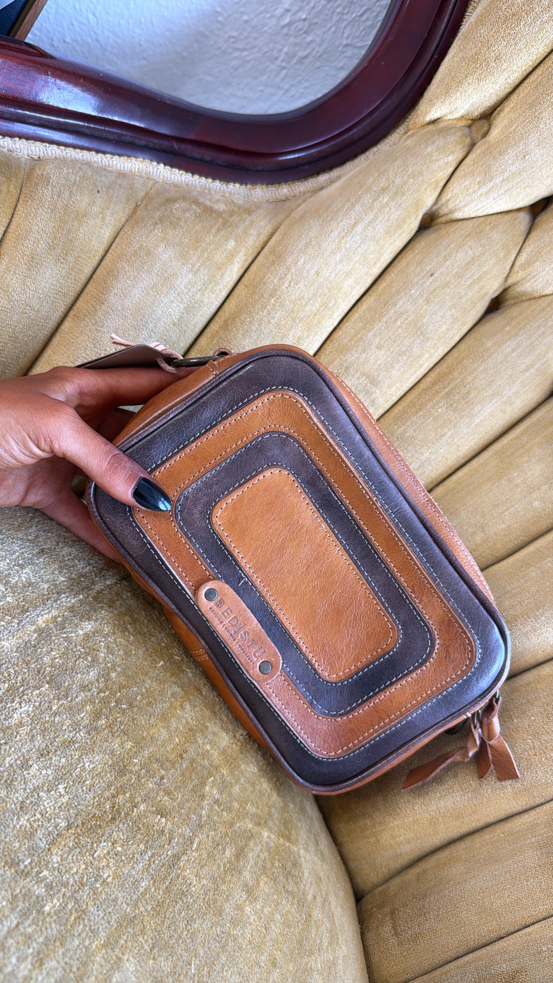 Bedstu Shy, Pecan Teak Rustic