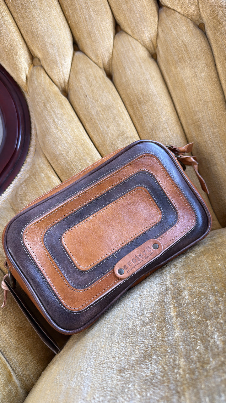 Bedstu Shy, Pecan Teak Rustic