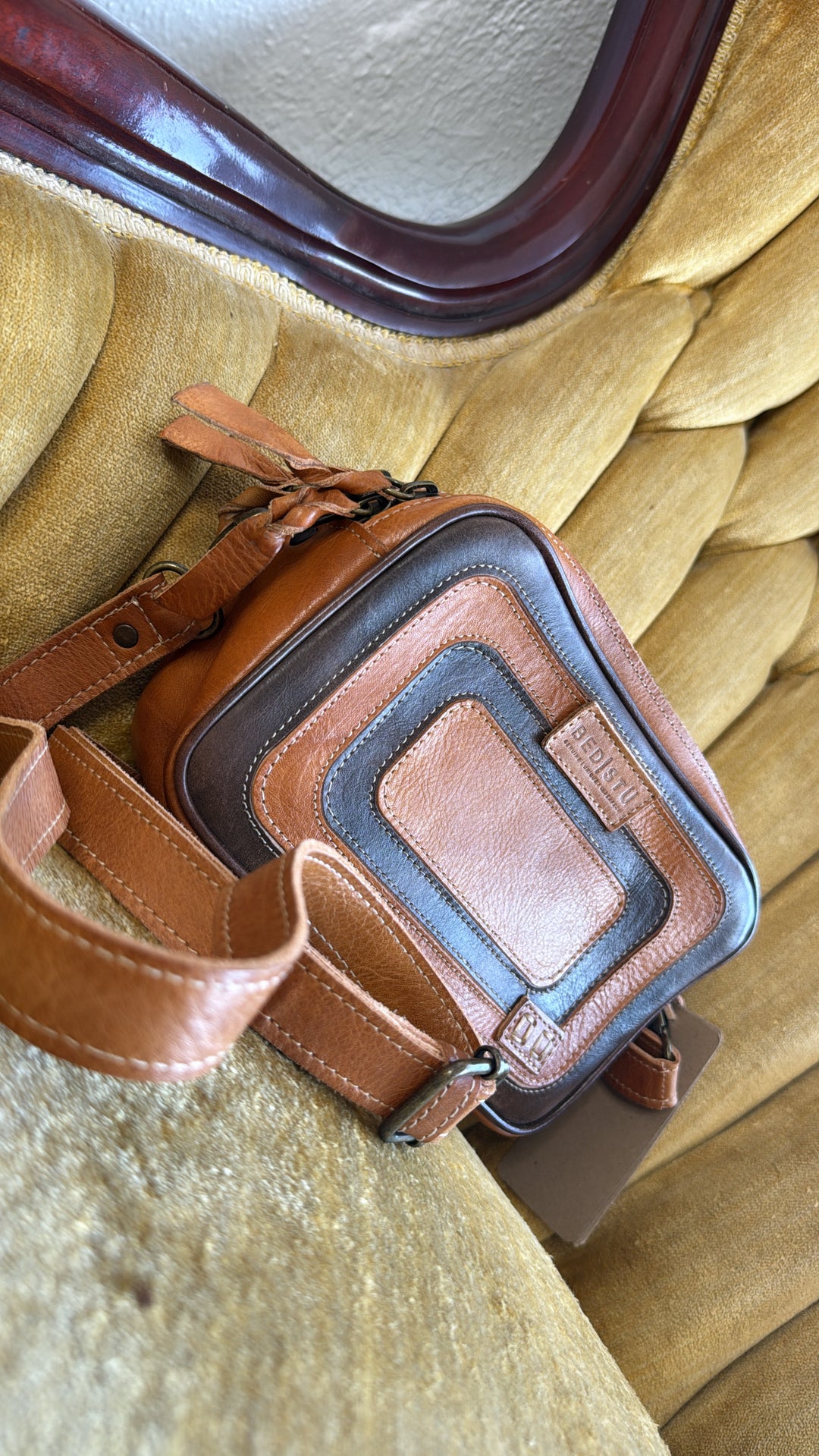 Bedstu Shy, Pecan Teak Rustic