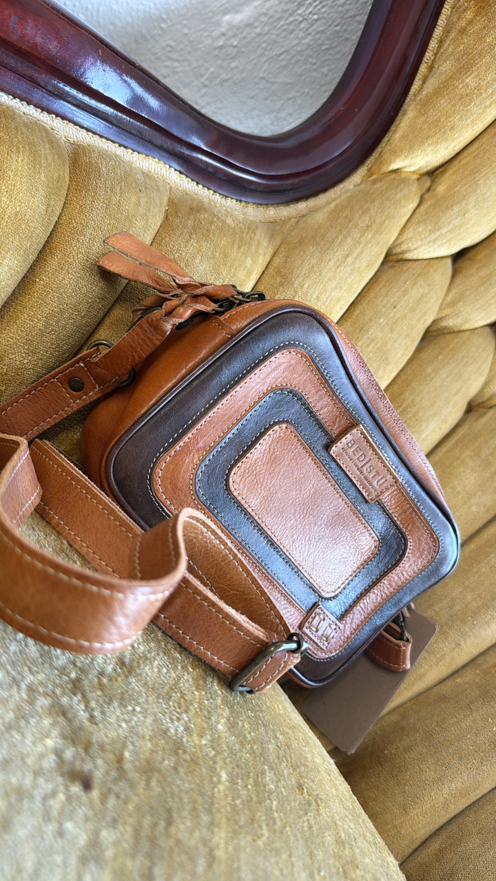 Bedstu Shy, Pecan Teak Rustic