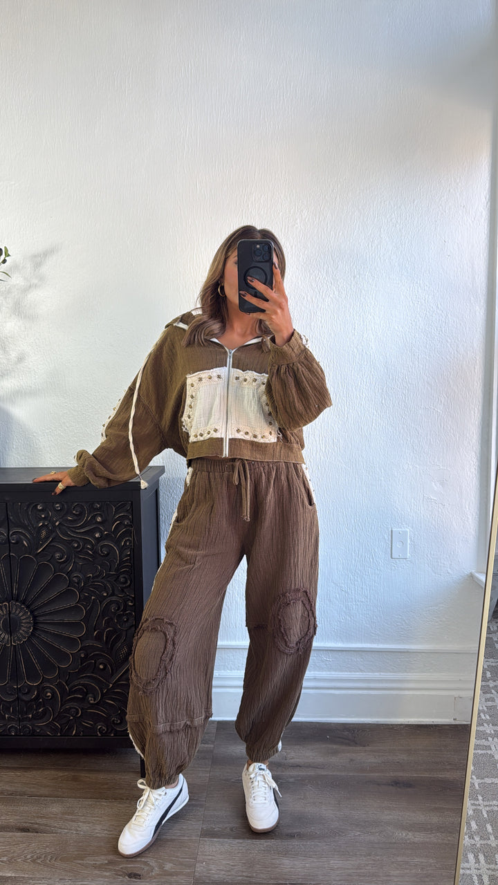 POL: Studded Jogger, Chocolate