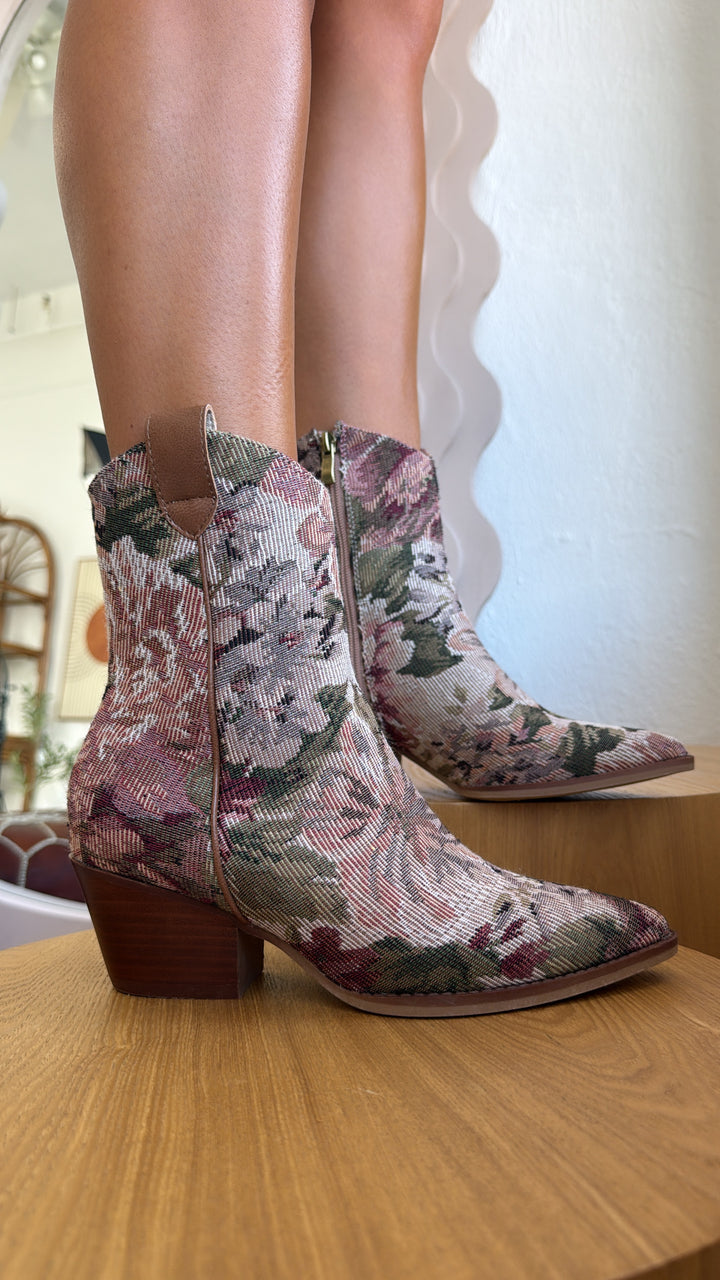 Dawes Tapestry Boots, Mauve