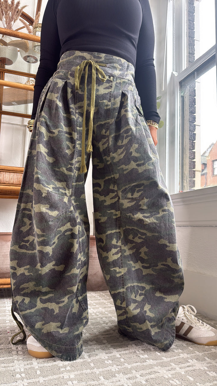 Run It Ruched Bottom Wide Leg Camo Pant