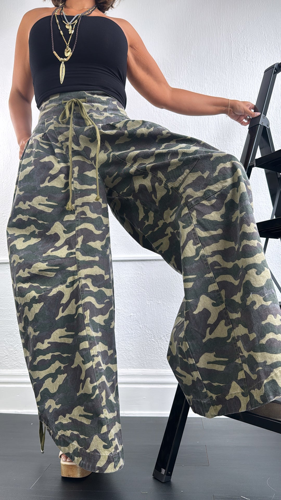 Run It Ruched Bottom Wide Leg Camo Pant