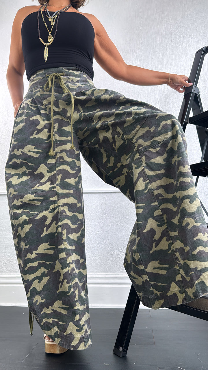 Run It Ruched Bottom Wide Leg Camo Pant