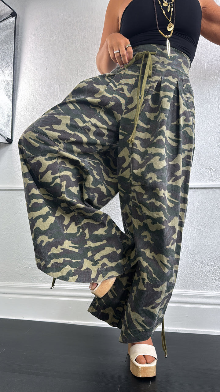 Run It Ruched Bottom Wide Leg Camo Pant