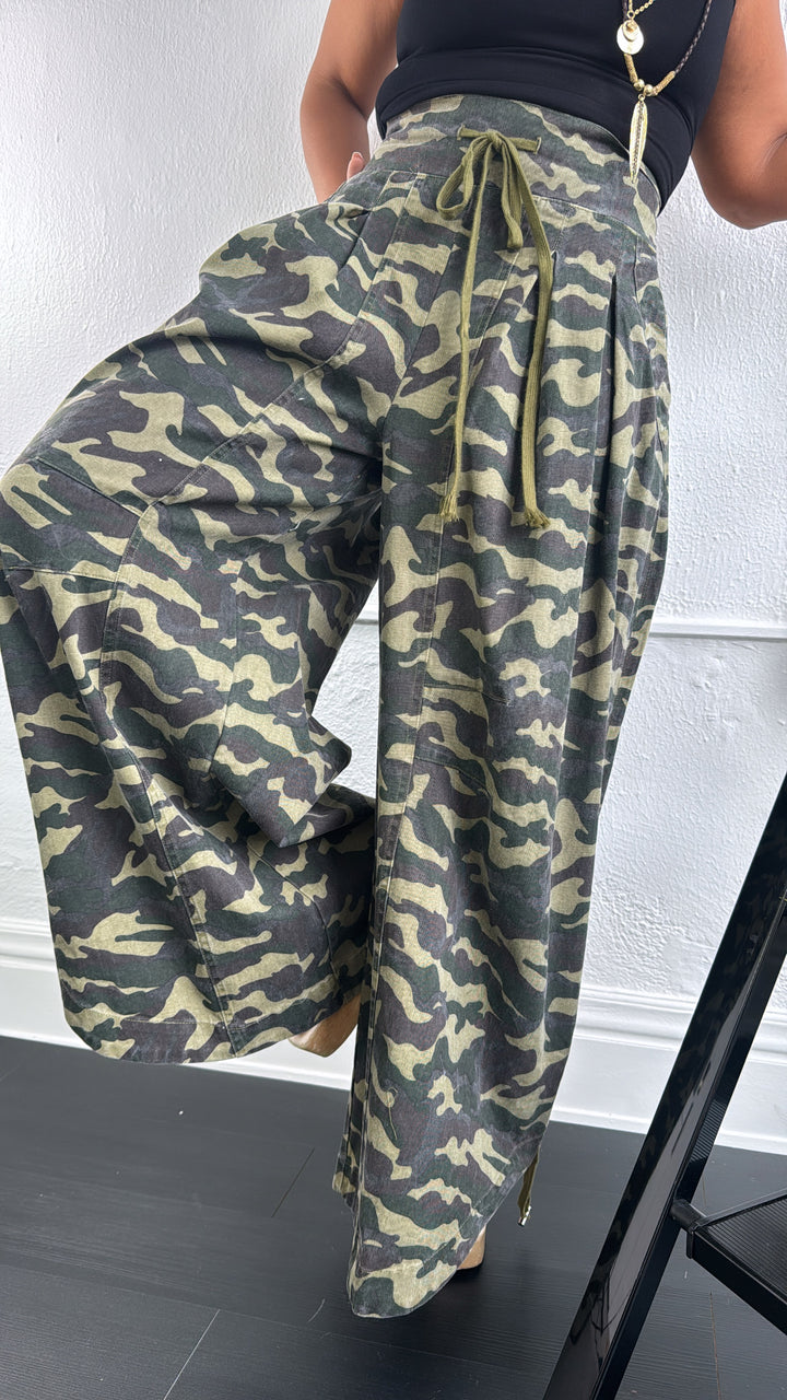 Run It Ruched Bottom Wide Leg Camo Pant