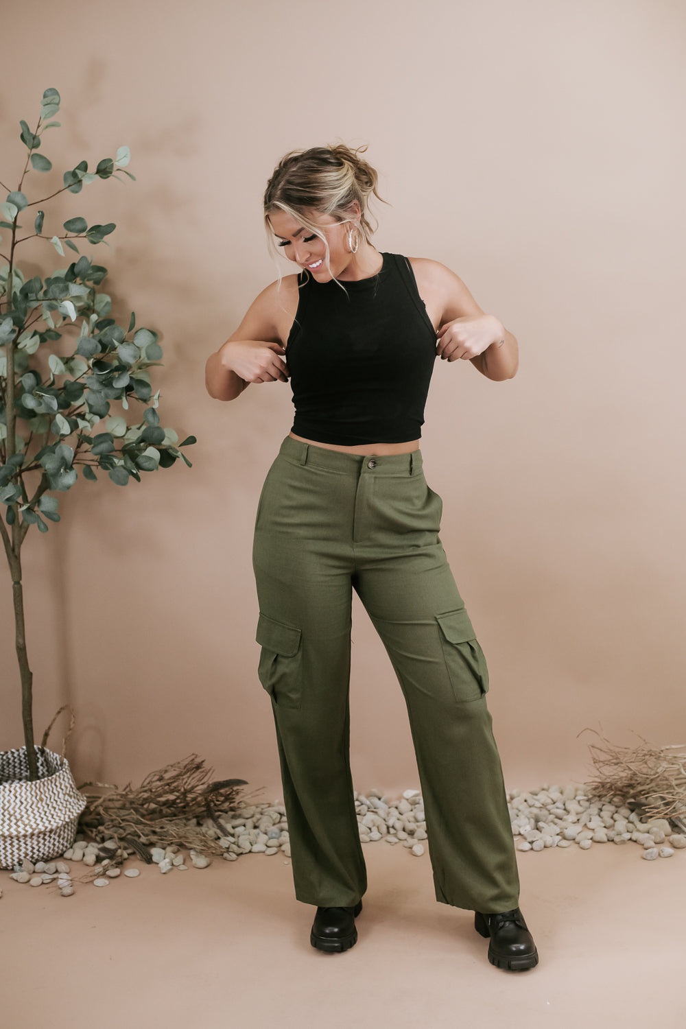 Pin by Jessmae Black on Clothing & photo hacks | Olive pants outfit, Green  cargo pants outfit, Cargo pants outfit