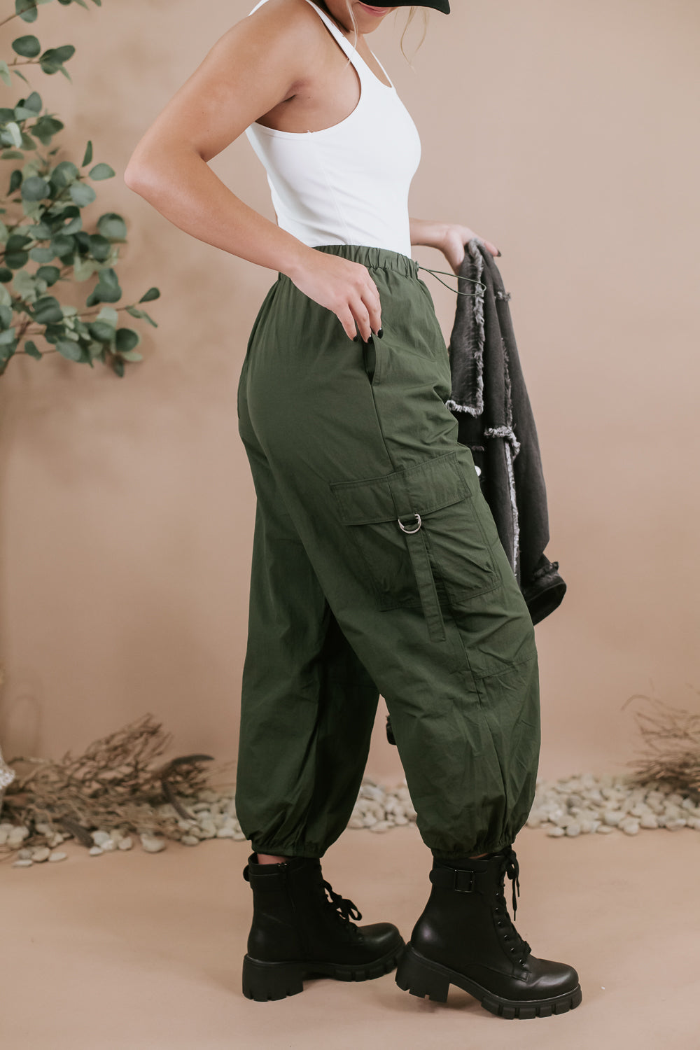 Dark Green Cargo Pants with Olive Pants Warm Weather Outfits For Women (14  ideas & outfits) | Lookastic