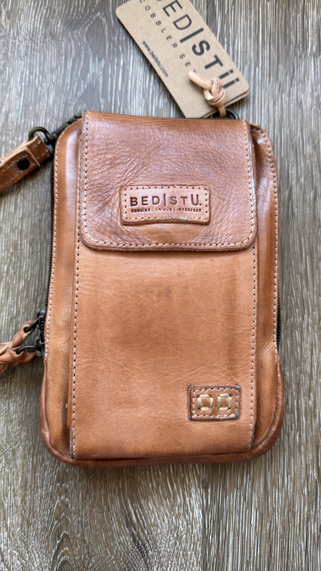 Bedstu Alelike, Tan Rustic