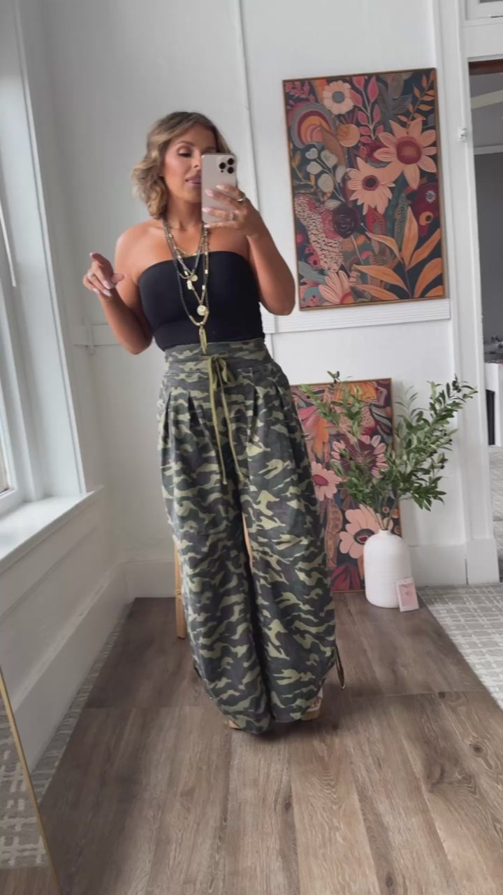 Run It Ruched Bottom Wide Leg Camo Pant