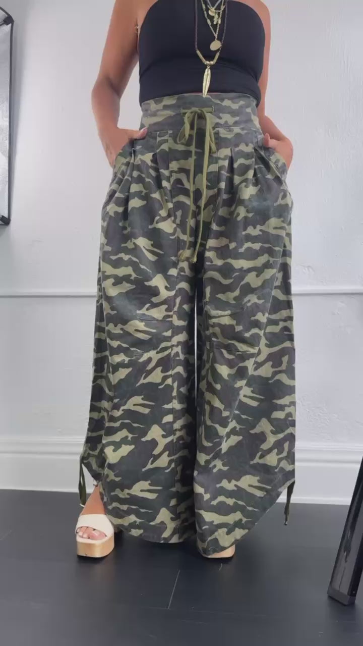 Run It Ruched Bottom Wide Leg Camo Pant